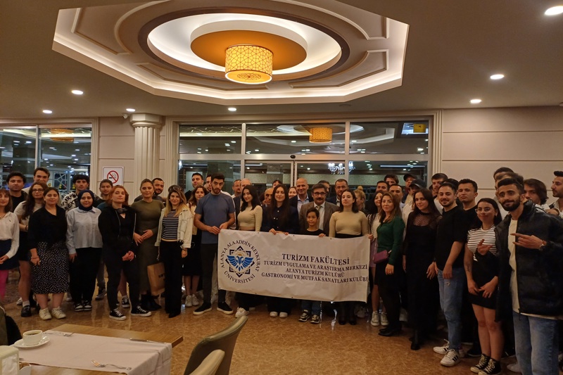 KALİTE KOORDİNATÖRÜ/TURİZM FAKÜLTESİ DEKANI PROF. DR. BURÇİN CEVDET ÇETİNSÖZ ÖĞRENCİLERLE BULUŞTU