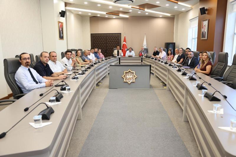 Senato üyeleri, Üst Kalite Komisyon Üyeleri, Ar-ge Merkezleri ve Daire Başkanlıkları ile akreditasyon kalite süreçleri toplantısı gerçekleştirildi.